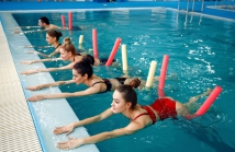 Rozwijająca moc grupowych treningów pływackich: jak radzić sobie z wyzwaniami i osiągać cele?