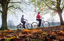 Bezpieczeństwo i komfort na drodze z kamizelkami rowerowymi Assos