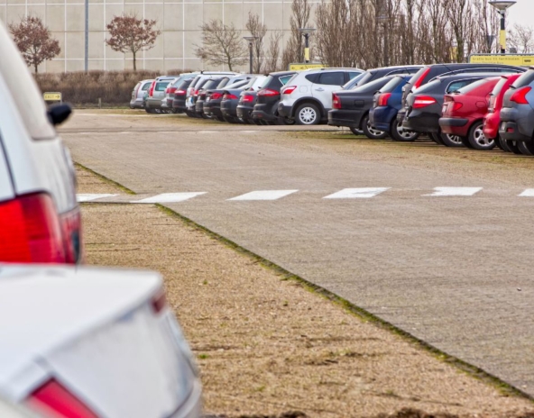 Parking Lotniskowy Okęcie - przy trasie S7: Wygoda i Bezpieczeństwo Twojego Auta podczas Podróży