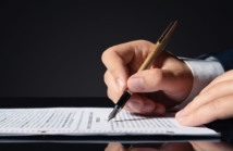 Poświadczanie zgodności kopii dokumentów z oryginałami przez notariusza – pełen proces i korzyści