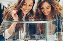 Co jest bardziej opłacalne – wynajem luksusowych akcesoriów czy zakup z drugiej ręki?