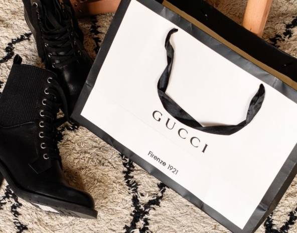 Gucci – styl, który łączy ekstrawagancję z tradycją. Co warto mieć w szafie?