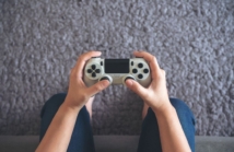 Jak uniknąć elektrostatycznych uszkodzeń konsoli stawiając ją na dywanie