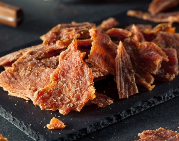 Odkryj idealną przekąskę na podróż - słodko-pikantne Salmon Jerky