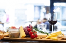 Przepis na sukces włoskiej kuchni: Dlaczego stawiamy na jakość składników — historia włoskich serów i wędlin