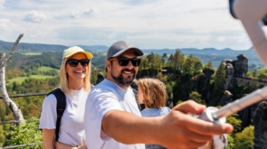 Co zawiera zestaw tour guide? – nadajnik, odbiornik, baterie, słuchawki, walizka