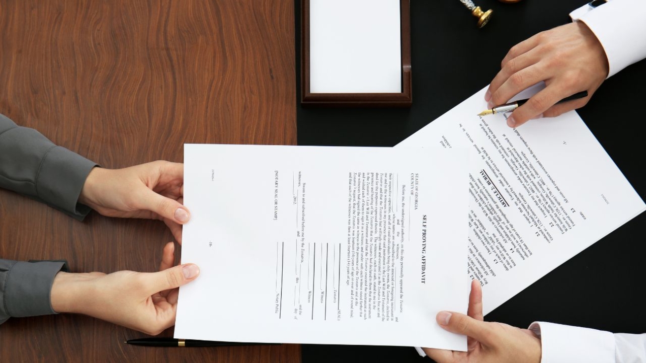 Oświadczenia, wypisy i wyciągi dokumentów – jak notariusz przygotowuje dokumentację?