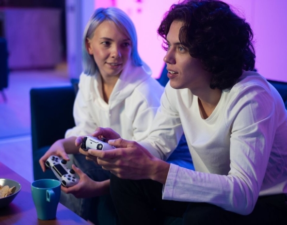 Błąd systemu w PS5/PS4 – kiedy wystarczy reset, a kiedy serwis?
