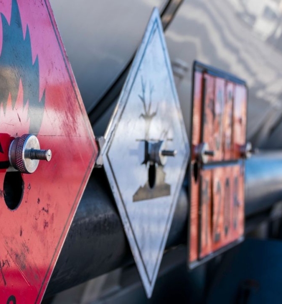 Transport towarów niebezpiecznych – regulacje, certyfikaty, bezpieczeństwo