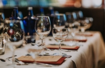 Eventy nad wodą – jak zorganizować przyjęcie firmowe lub wesele na barce