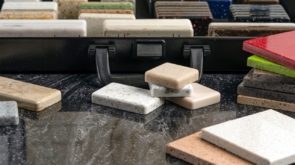 Jak dbać o posadzki z marmuru i granitu – poradnik pielęgnacji