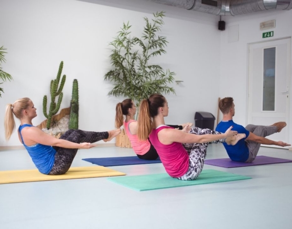 Joga czy pilates – różnice i kiedy wybrać którą formę?