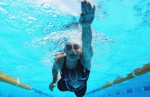 Choć niektórzy mogą myśleć, że nauka pływania jest domeną dzieci, przekonujemy, że tak nie jest! To właśnie dorosłym jak najbardziej polecamy korzystanie z naszych kursów. W Trimasters wierzymy, że pływanie przynosi korzyści na wiele sposobów, niezależnie od wieku. Pozwól się przekonać, czemu powinieneś do nas dołączyć. Co oferujemy w naszej szkole pływania dla dorosłych? W Trimasters przywiązujemy dużą wagę do indywidualnego podejścia do każdego z naszych klientów. Wiedza, doświadczenie i profesjonalizm naszych instruktorów, pozwoli Ci z łatwością opanować nie tylko podstawy, ale również bardziej zaawansowane techniki pływania. Oferowane przez nas kursy są zorientowane na praktykę, dzięki czemu możemy gwarantować szybkie postępy. Dlaczego warto zdecydować się na naukę pływania dla dorosłych? Pierwszy i najważniejszy to oczywiście zdrowie. Pływanie to kompleksowy trening ciała, który nie obciąża stawów. Jest doskonałym rozwiązaniem dla osób, które chcą poprawić swoją kondycję fizyczną, zadbać o zdrowy wygląd, ale też czerpać radość z aktywności fizycznej. Kolejną zaletą jest rozluźnienie i relaks. Woda ma niesamowity wpływ na nasze ciało i umysł, pomaga się odstresować i odprężyć. Trening na basenie pozwala na chwilę wytchnienia i oderwanie od codziennych obowiązków. Efekt? Lepszy samopoczucie i odzyskanie energii. Nauka pływania a bezpieczeństwo w wodzie Umiejętność pływania to również kwestia bezpieczeństwa. Kreślą się plany wakacyjne? Pamiętaj, że niezależnie od tego, czy wybierasz się nad morze, jezioro czy basen, warto umieć pływać. Dzięki naszym kursom zyskasz pewność siebie i bezpieczeństwo w wodzie, a Twoje wakacje staną się pełne radości i beztroskiego odpoczynku. W Trimasters wierzymy, że nauka pływania dla dorosłych to doskonała inwestycja w siebie. Bez względu na to, czy jesteś początkujący, czy też chcesz doskonalić swoje umiejętności, nasza szkoła pływania jest miejscem, które spełni Twoje oczekiwania. Zapraszamy! Artykuł sponsorowany