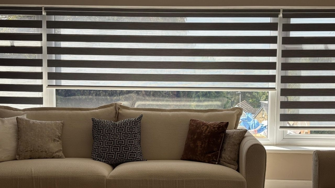 Rolety „dzień-noc”, rolety dachowe i inne: kiedy warto je zastosować?