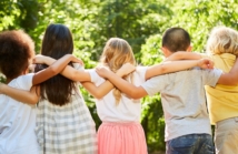 Zabawa w ogrodzie przy parku Wilanowskim – jak przyroda wspiera rozwój dziecka?