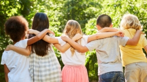 Zabawa w ogrodzie przy parku Wilanowskim – jak przyroda wspiera rozwój dziecka?