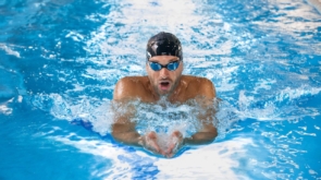 Najczęstsze błędy techniczne podczas pływania i jak je korygować
