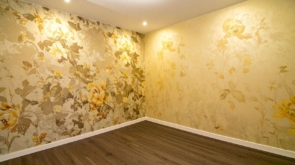 Tapety i fototapety jako dopełnienie podłogi — jak dobrać ściany do podłogi?