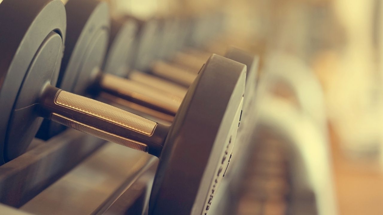 10 najczęstszych błędów na siłowni, które niszczą efekty i zdrowie