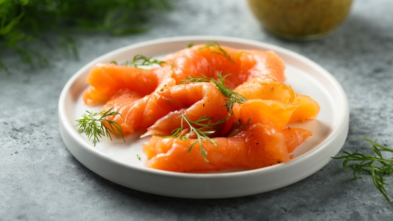 Czy łososia wędzonego można mrozić? (i jak robić to dobrze)