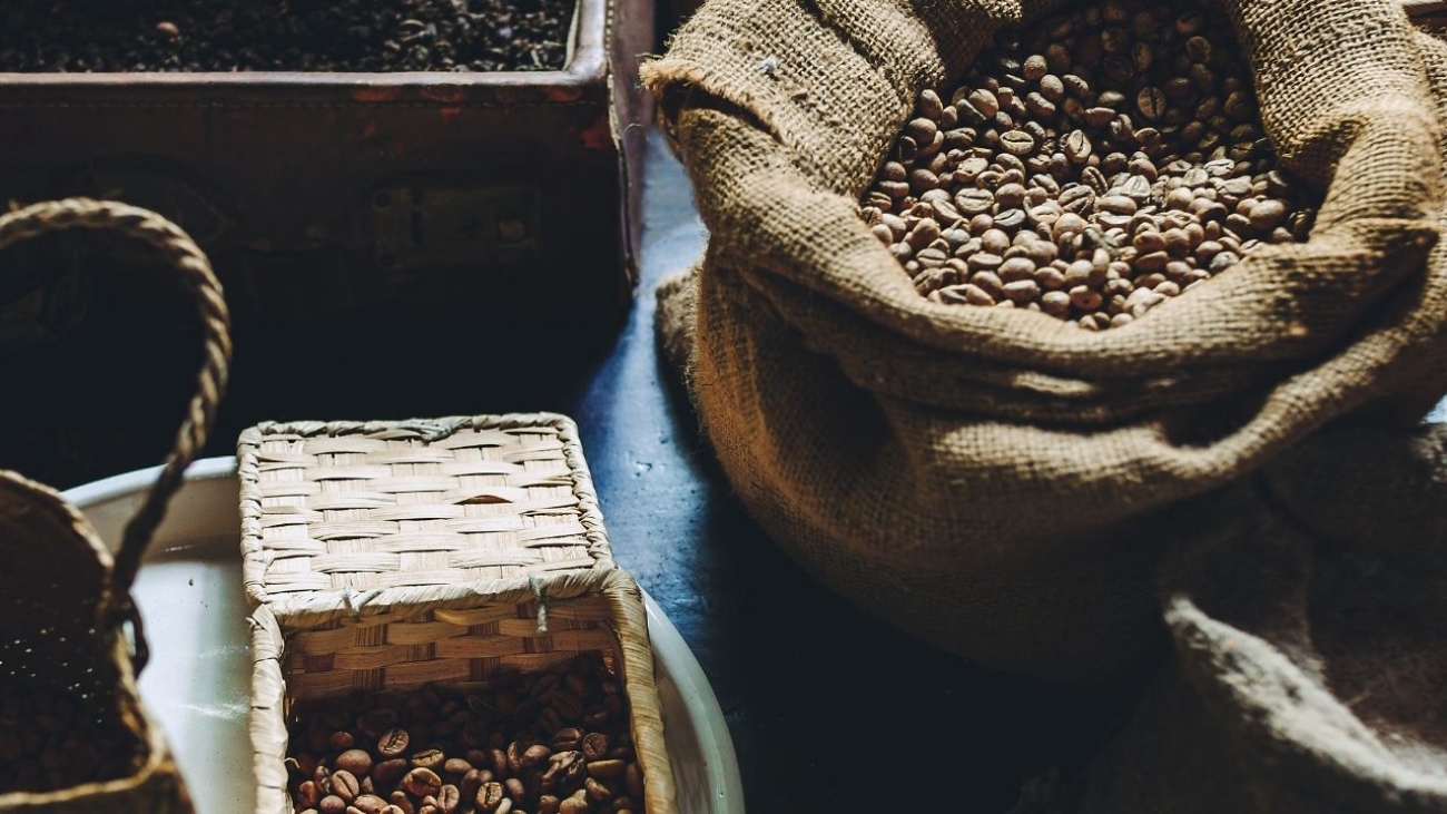 Dlaczego świeżo palona kawa smakuje inaczej niż marketowa?