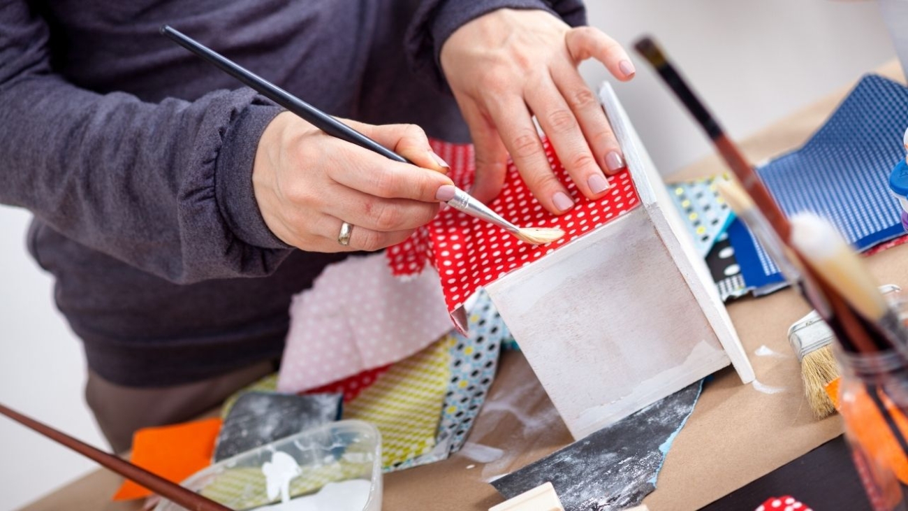 Jak naklejać papier do decoupage, żeby nie było zmarszczek i bąbli?