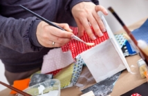 Jak naklejać papier do decoupage, żeby nie było zmarszczek i bąbli?