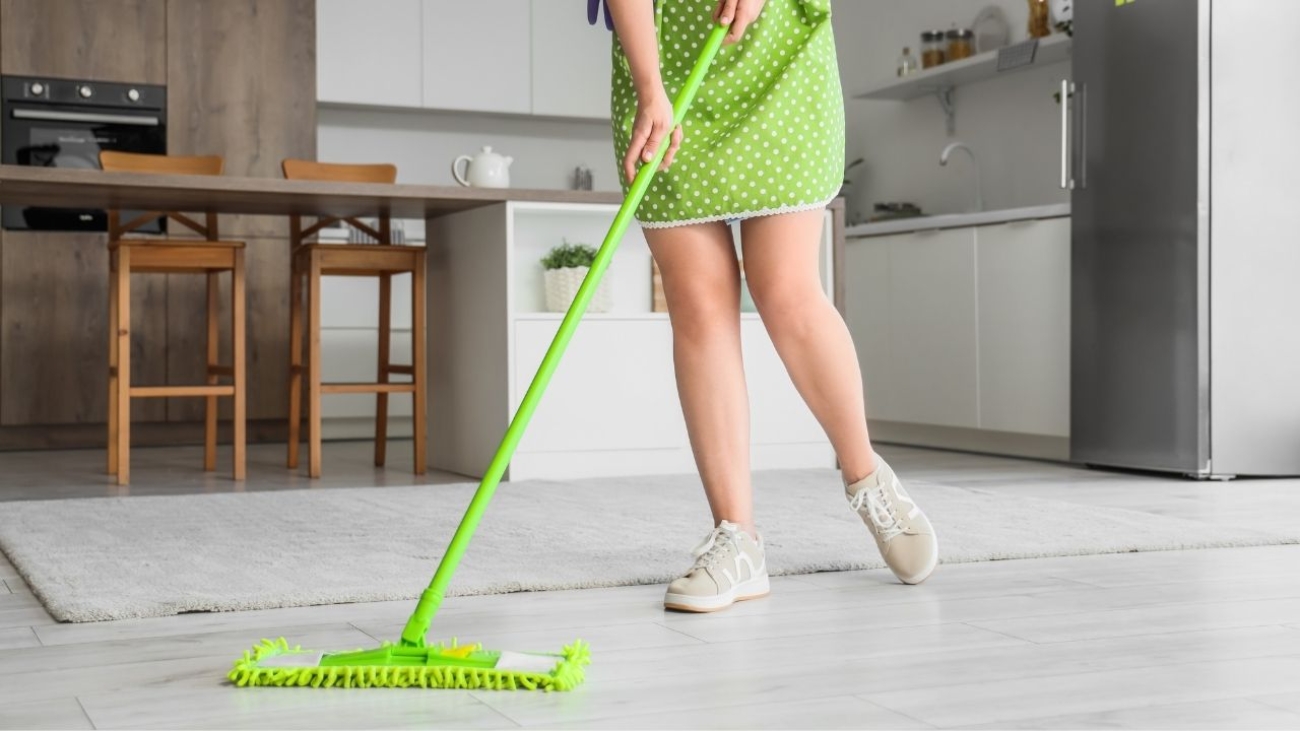 Jak wybrać idealną podłogę do domu: poradnik wg stylu życia (dzieci, pies, home office)