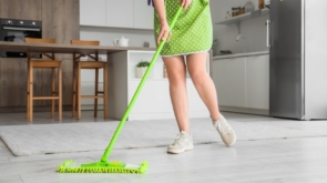 Jak wybrać idealną podłogę do domu: poradnik wg stylu życia (dzieci, pies, home office)