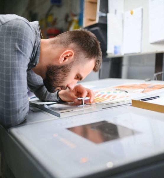 Jak zaprojektować katalog produktowy, który sprzedaje? (układ, treść, papier)