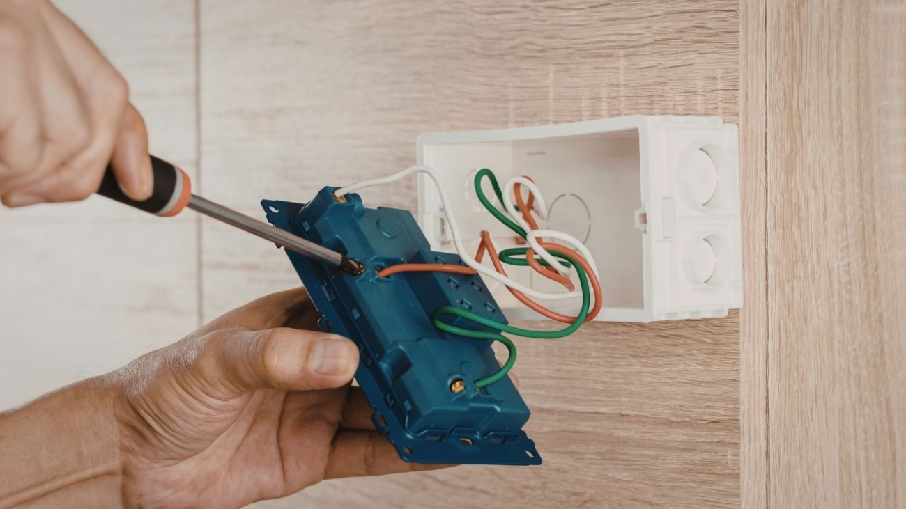 Jakie narzędzia są niezbędne do prac instalacyjnych w domu?