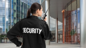 Kiedy warto wynająć ochronę osobistą? (biznes, celebryci, sprawy rodzinne, zagrożenia)