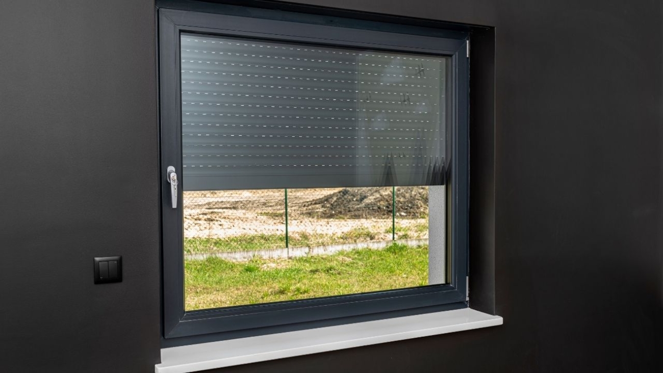 Smart rolety i bramy: jak działa automatyka i jakie daje bezpieczeństwo?