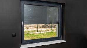 Smart rolety i bramy: jak działa automatyka i jakie daje bezpieczeństwo?