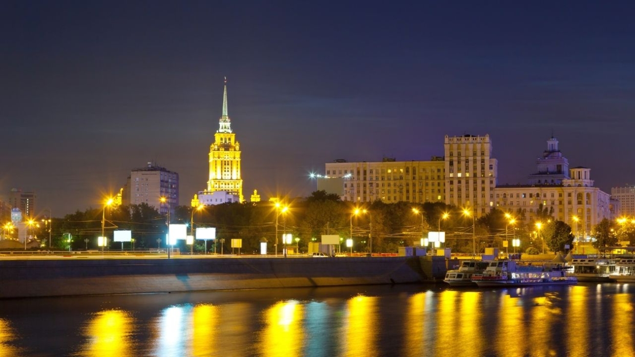 Letni styl życia nad rzeką w mieście