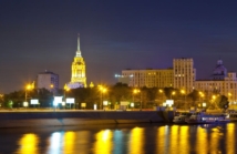 Letni styl życia nad rzeką w mieście