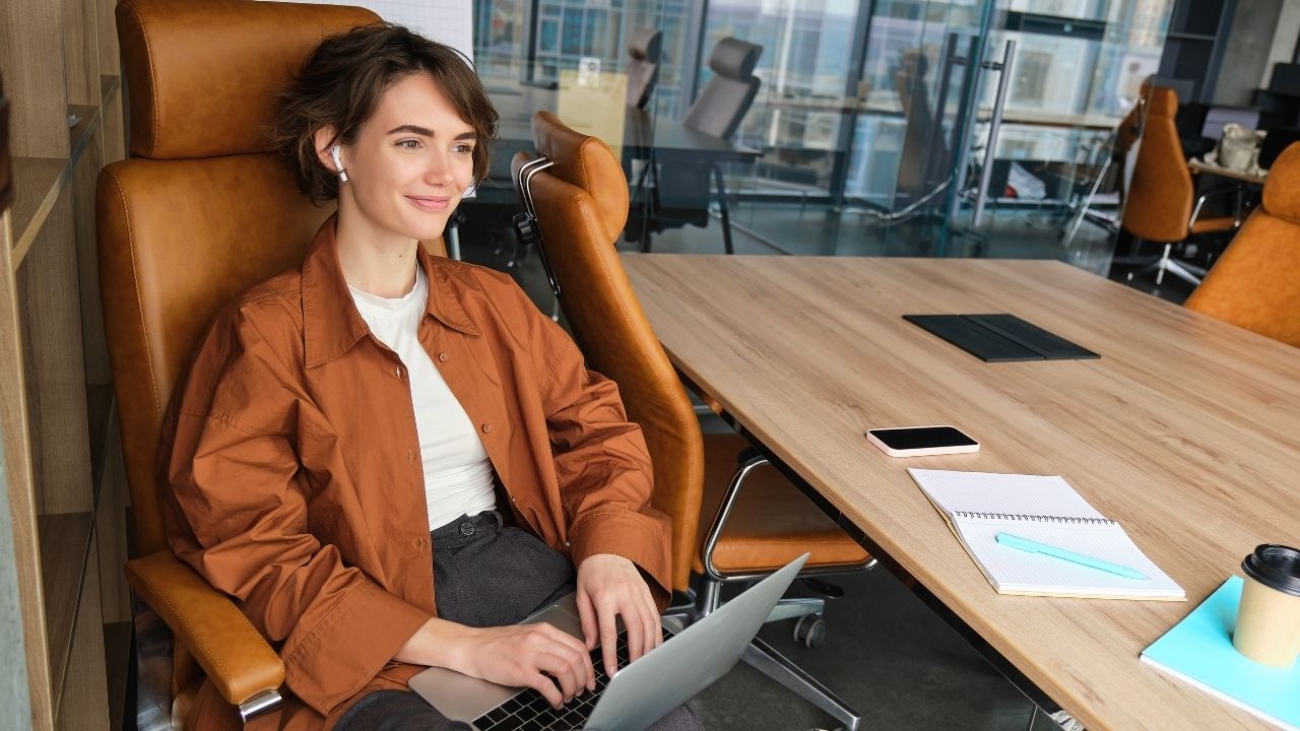 Jak ustawić krzesło do pracy przy komputerze