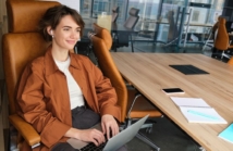 Jak ustawić krzesło do pracy przy komputerze